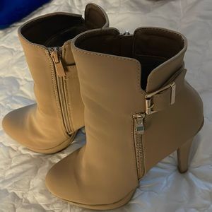 Beige, size 7.5. Had never wear them .